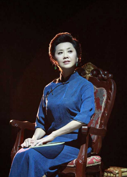 最美女儿国王65岁朱琳近照，依然如当年般优雅高贵