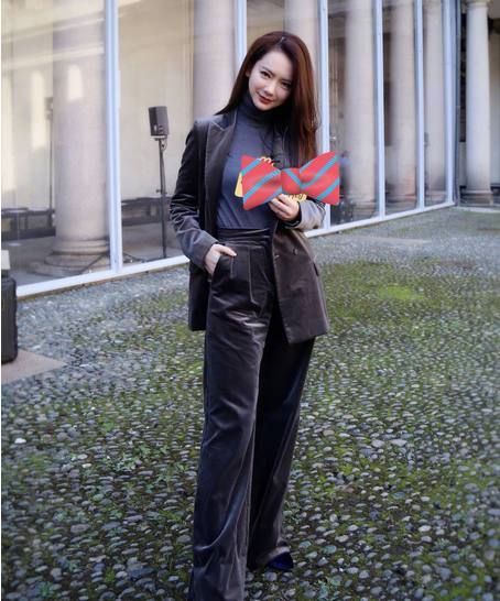 海陆一身西装出席活动,秒变表情包,穿丝绒西装最帅的还是她!