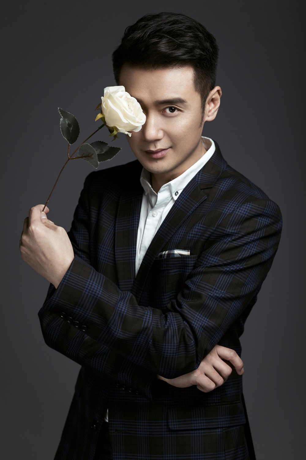 巩峥时尚写真曝光 酷雅帅气演绎双面魅力