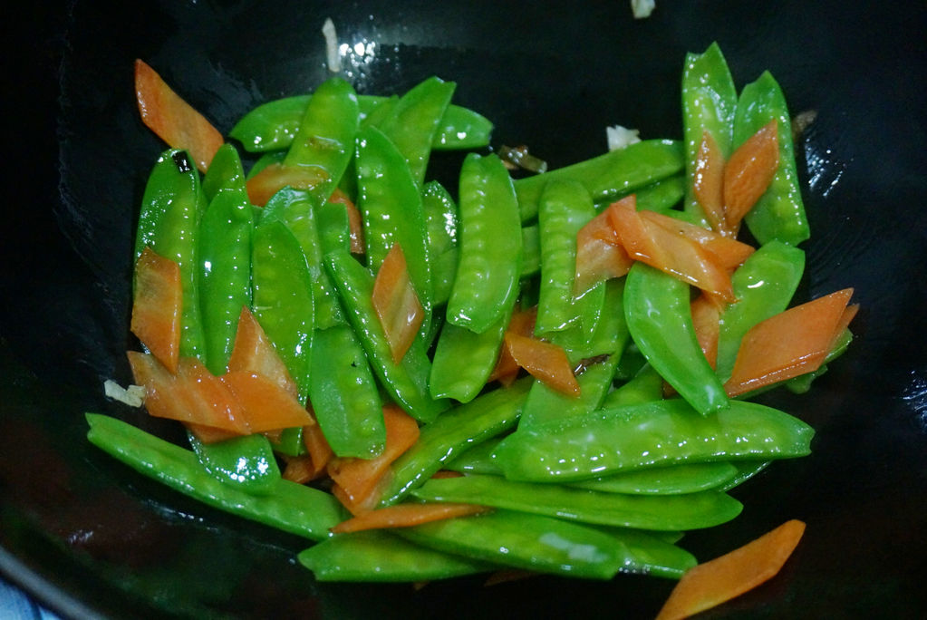 简单的荷兰豆炒胡萝卜,味道却特别好,下饭能吃三碗