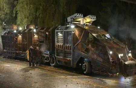 《丧尸围城》,《行尸走肉》里面的装甲车一样像这样的装甲战车,就特别