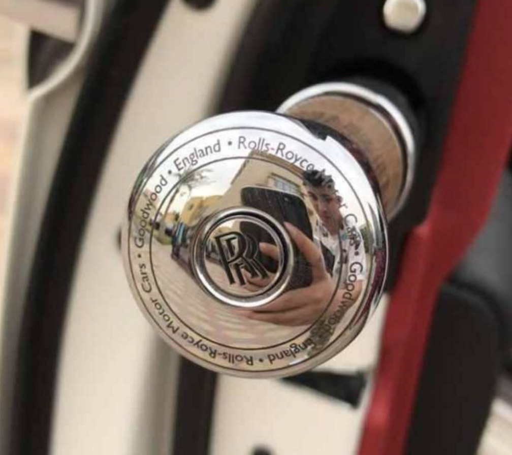 劳斯莱斯门里有两把雨伞,每把10万,实际价格难以置信