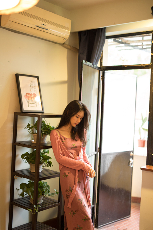 清晨发睡衣起床照却不见拍照人而阿冷最近也很少在微博更新状态,让