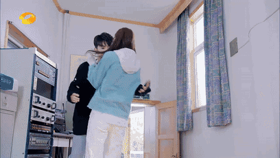 一封意外滑落写给魏子健(魏哲鸣饰)的情书被路悠言捡了起来,却被调皮