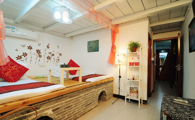 东北农村冬天取暖都是火炕,火炕跟厨房做饭的灶台相连,做饭时候,顺道