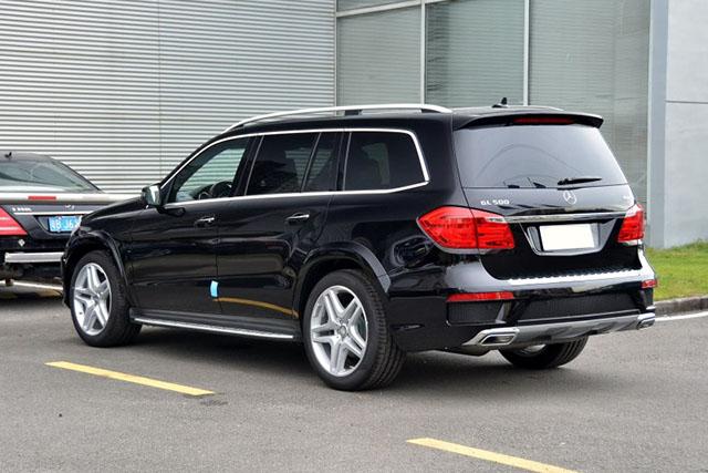 连车轮配置也都是照搬奔驰gl,不仅仅是高低配车型分别使用的275/50