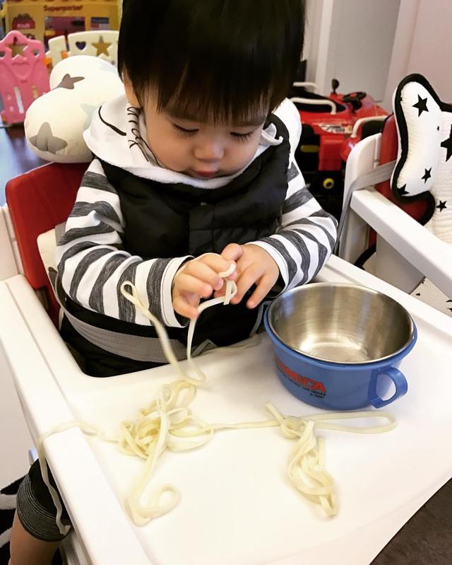 林志颖虽不晒老婆,其实陈若仪素颜也很美,双胞