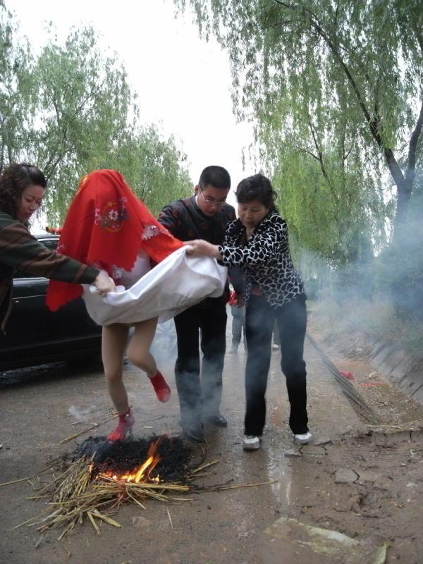 原来旧日跳火盆的习俗还传承着,新娘这一跳扫去了路上的沾染的污垢