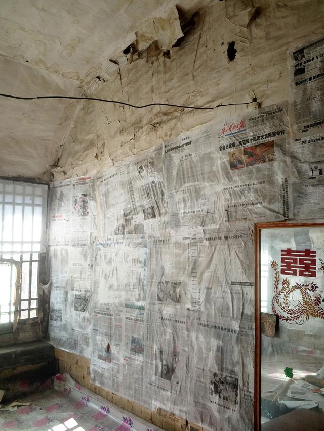 看农村百年老屋如何装修,糊糊补补又住一年