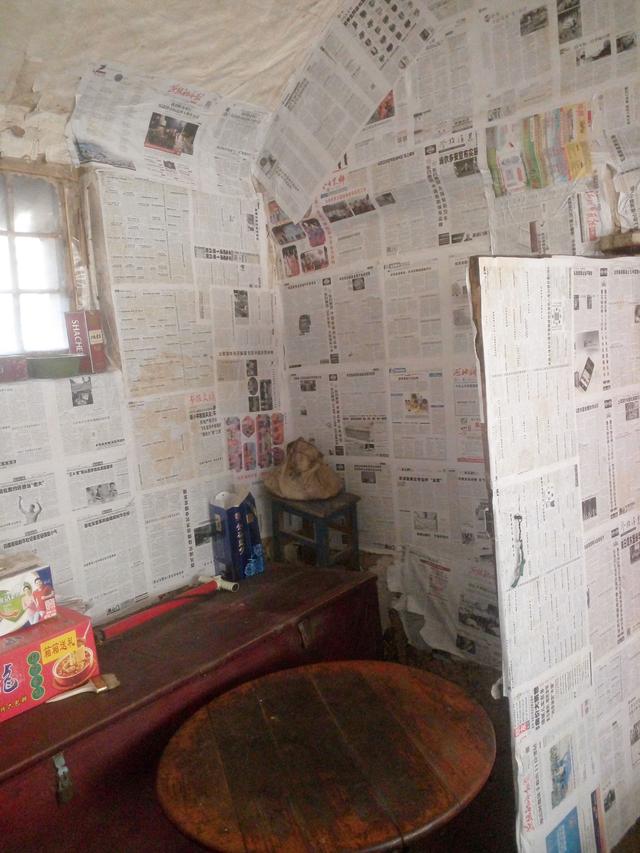看农村百年老屋如何装修,糊糊补补又住一年