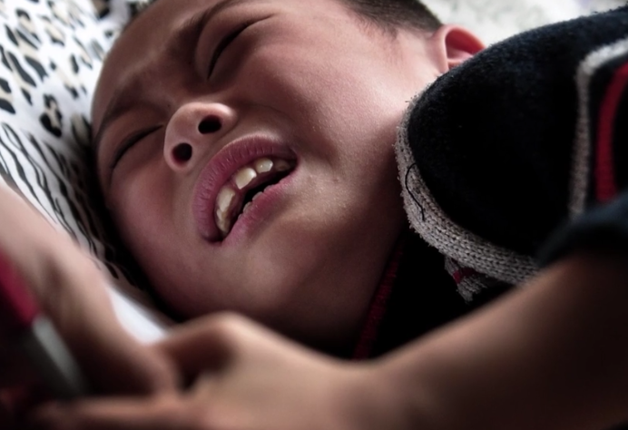 李先生在几年的时间中拍摄了2000多名自闭症儿童的照片,他希望引起