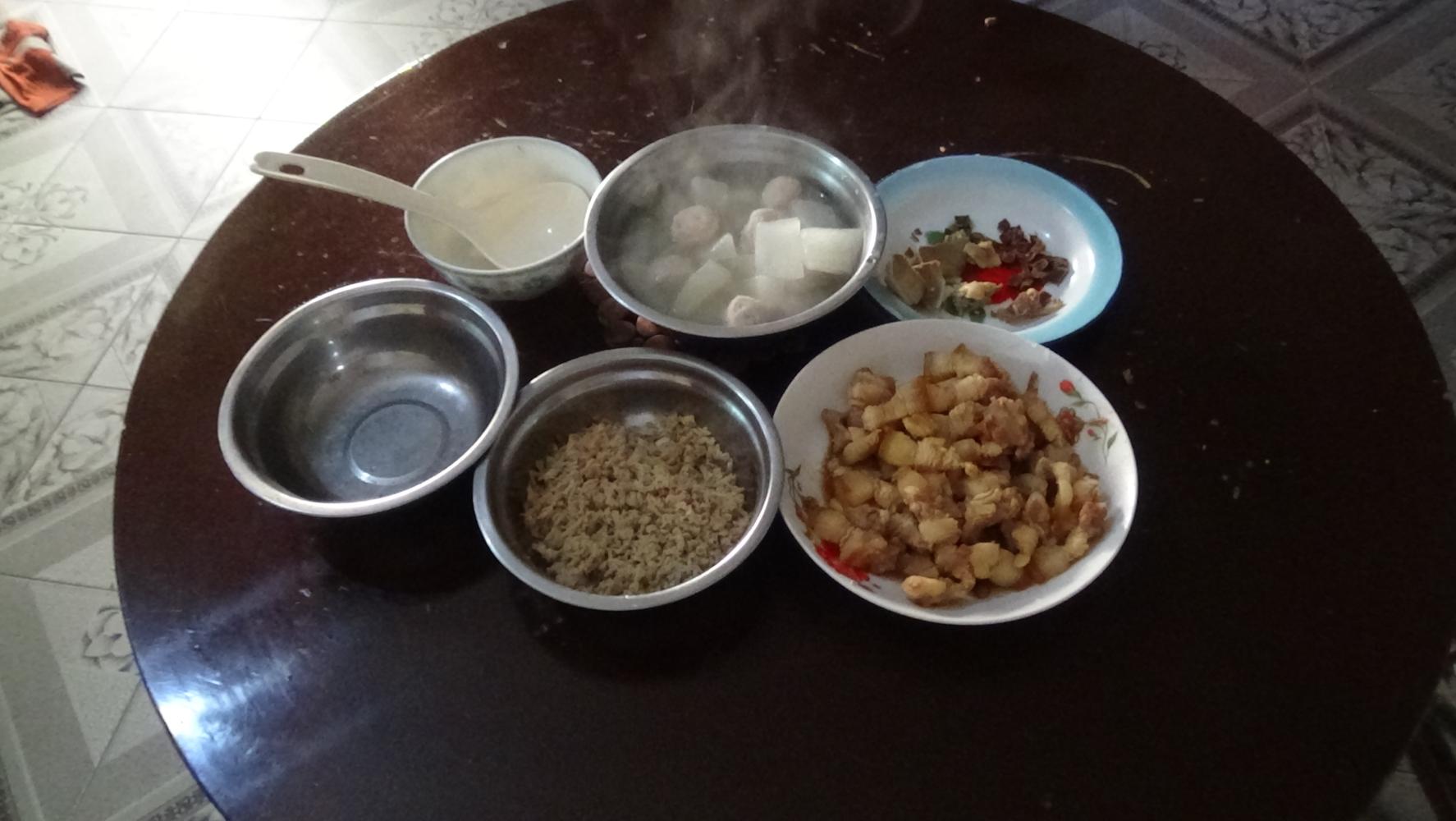 农村老人的晚餐孙子回家看了端起就倒掉老人火冒三丈