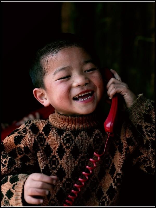 不知道电话里父母说了些什么,二顺子脸上露出了灿烂的笑容 .