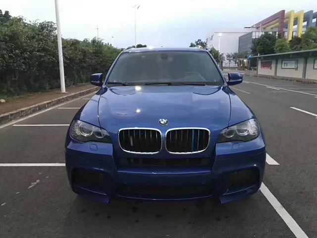 这台宝马suv售价25万,外观宝蓝色黑内,555匹马力