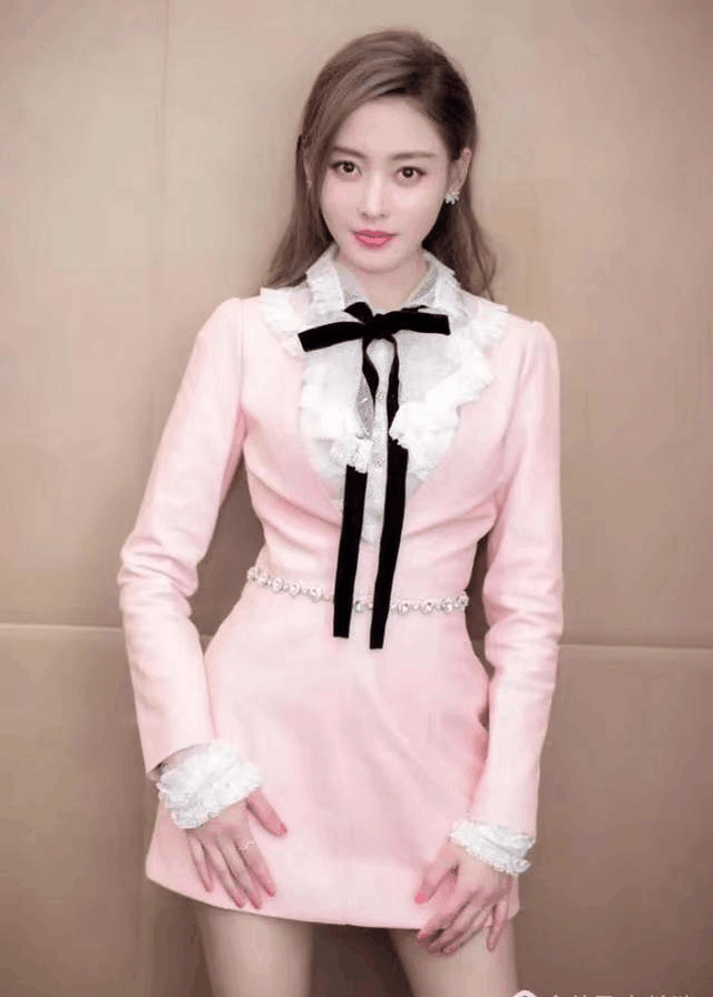 27岁张天爱出席活动一身粉裙似公主却没想到被34岁陈妍希秒杀