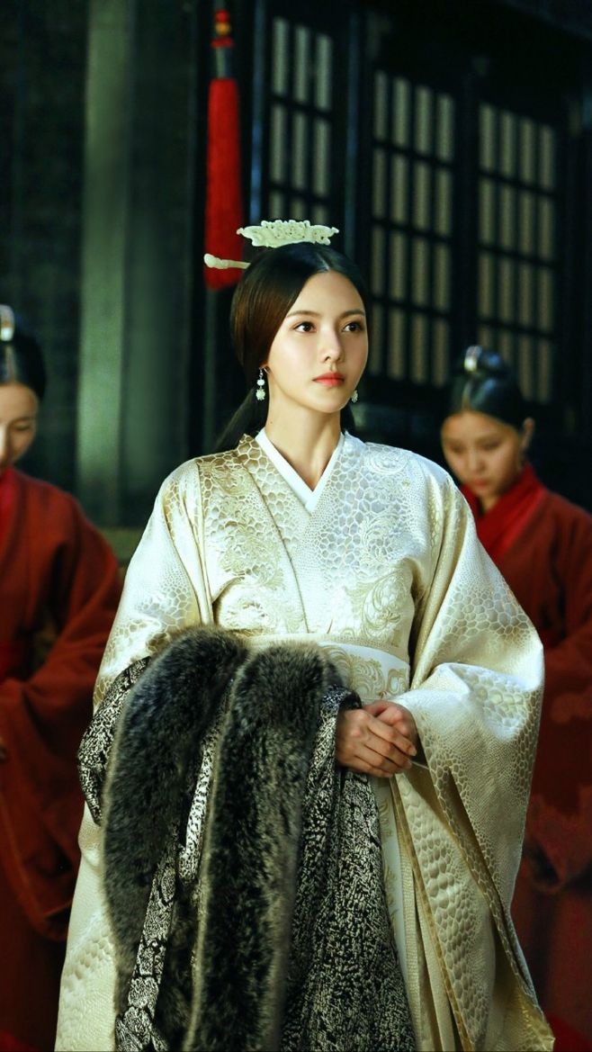 张芷溪个性鲜明的古典仕女形象