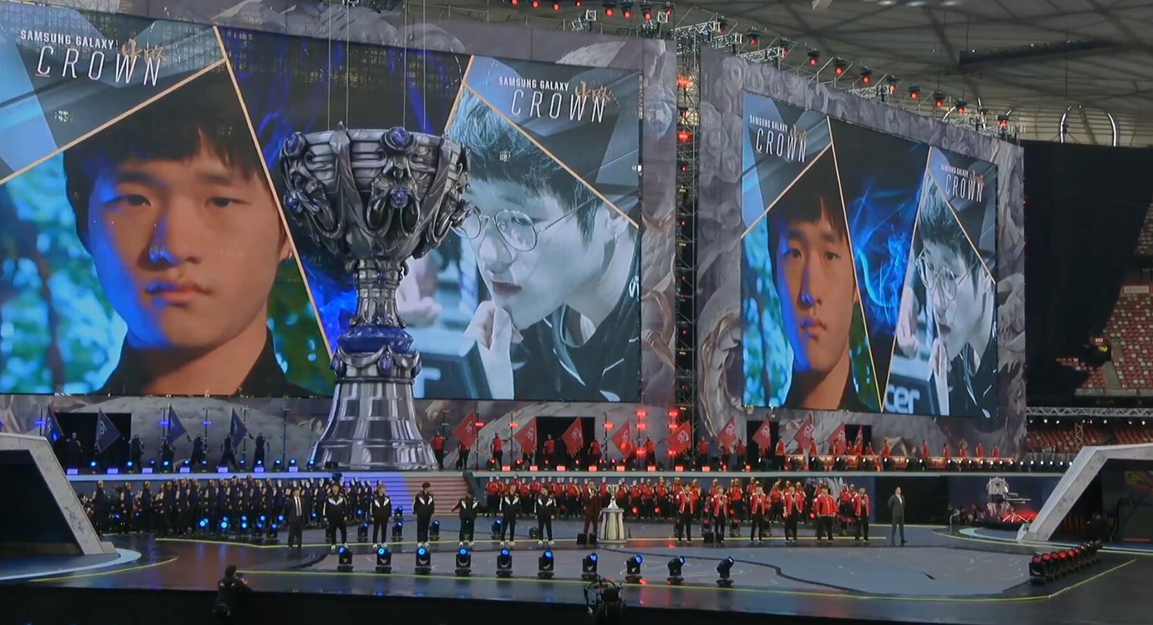 鸟巢总决赛现实版召唤师峡谷 奖杯高度接近20米!