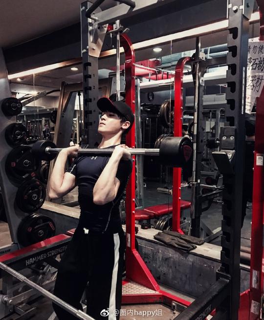 侯明昊微博献出惊天大福利,撩妹值都爆表了!