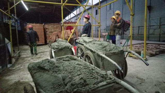 拉砖小工每天提前一小时上班,每天收入220元,全靠力气吃饭