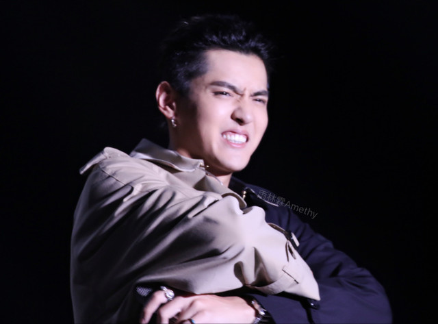吴亦凡深圳生日会 吴亦凡实力模仿粉丝捂脸哭 太可爱了