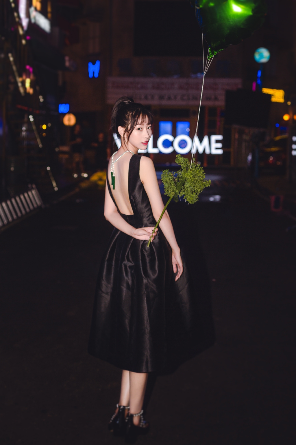 温雅也有穿错的时候,就因为这条宝蓝色长裙穿的脸都胖了一圈