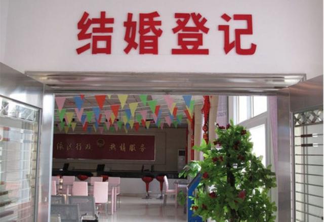 前妻哭着求我复婚,到民政局门口我收到一条短信,扭头回家