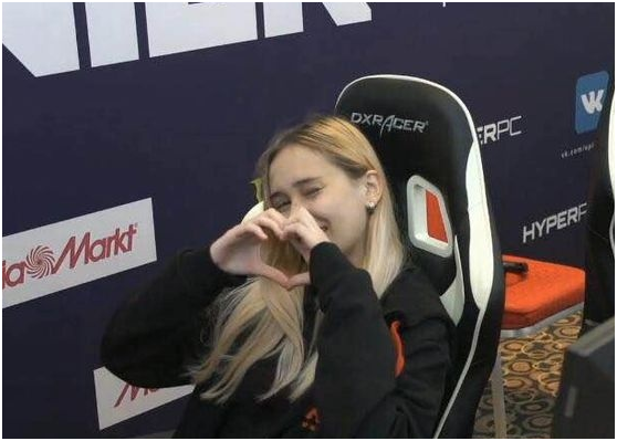 国内csgo赛场现姐妹花 给震中杯的小姐姐都不换