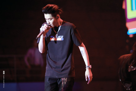 吴亦凡深圳生日会 吴亦凡实力模仿粉丝捂脸哭 太可爱了