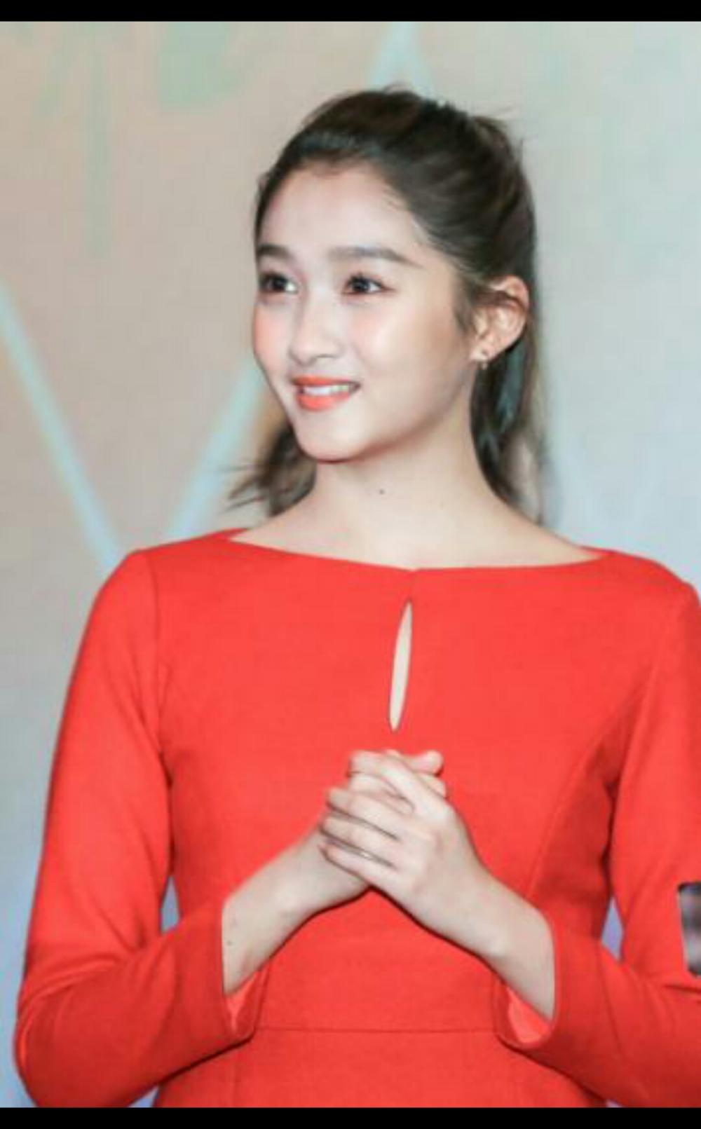 关小彤出席活动一身红裙被吐槽发福的厉害