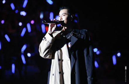 吴亦凡深圳生日会 吴亦凡实力模仿粉丝捂脸哭 太可爱了