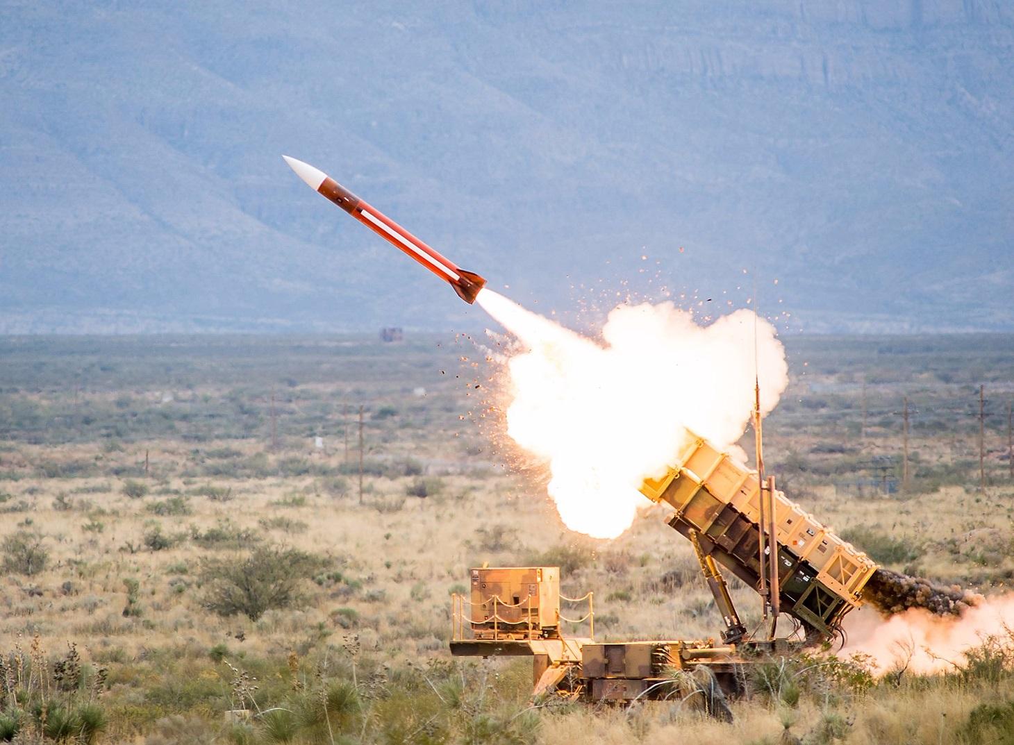 沙特人民被吓坏了!昨晚一枚弹道导弹飞向首都,万分危急结果如何