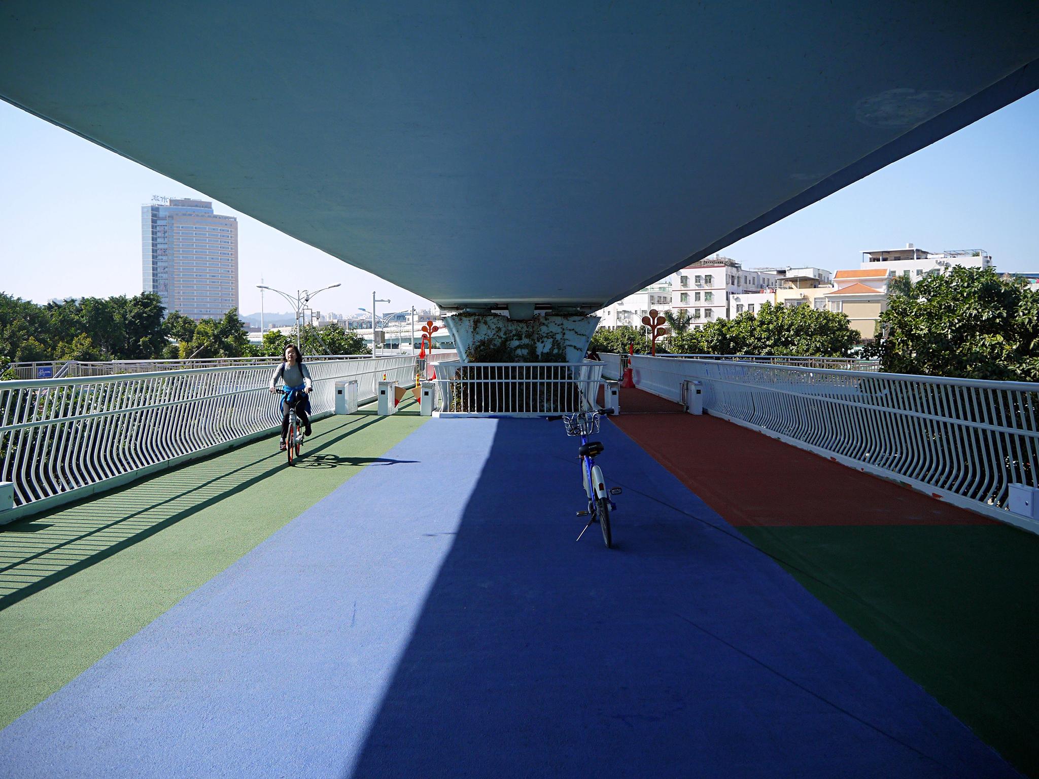 骑行空中自行车道,体验飞一般的感觉