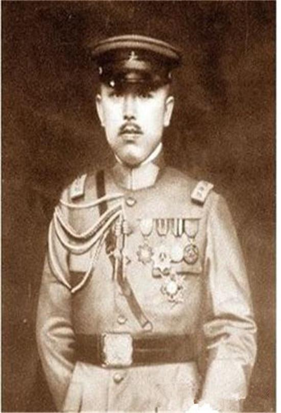 他的妻子最终还是被自己的同窗上师看上了,唐继尧为得到庾恩旸妻子