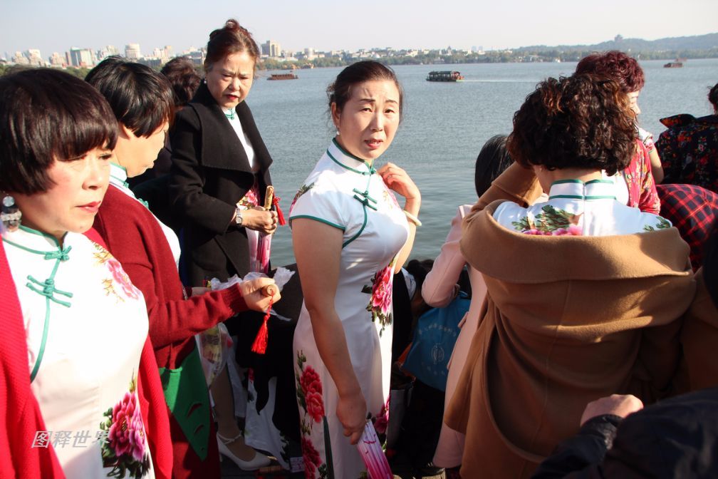旗袍大妈自信满满秀三围西湖玩快闪引游客围堵