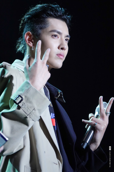 吴亦凡深圳生日会 吴亦凡实力模仿粉丝捂脸哭 太可爱了