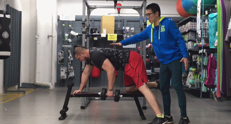 动作四：哑铃侧平举