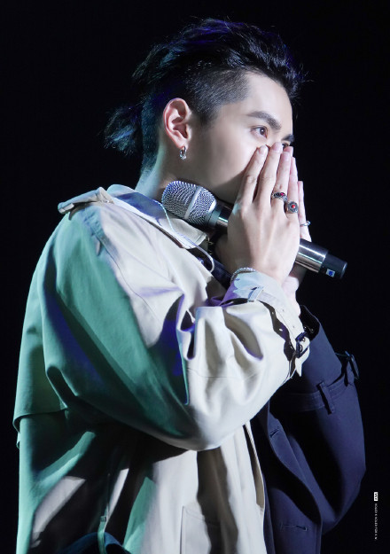 吴亦凡深圳生日会 吴亦凡实力模仿粉丝捂脸哭 太可爱了
