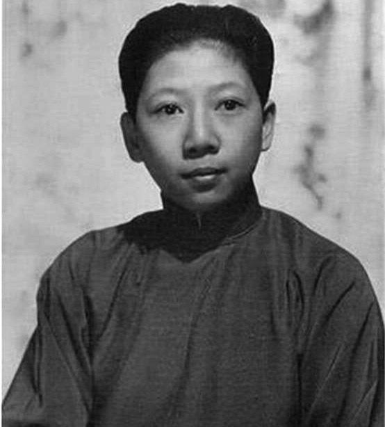 孔二小姐在外面是"混世魔王"没想到在这个地方是个乖乖女!