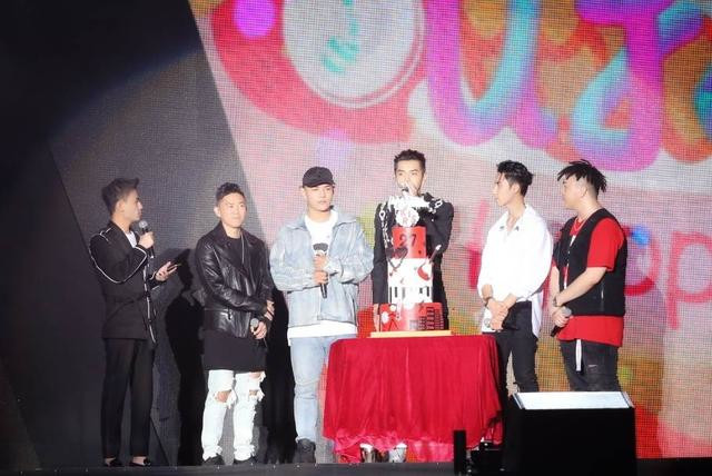 吴亦凡深圳生日会 吴亦凡实力模仿粉丝捂脸哭 太可爱了