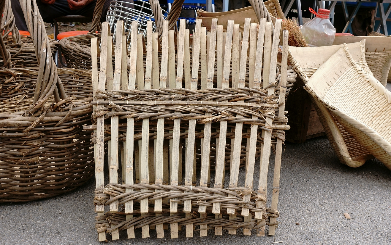 大集上卖这些手工家伙什的都是上年纪的人,老人说这些东西年轻人不会