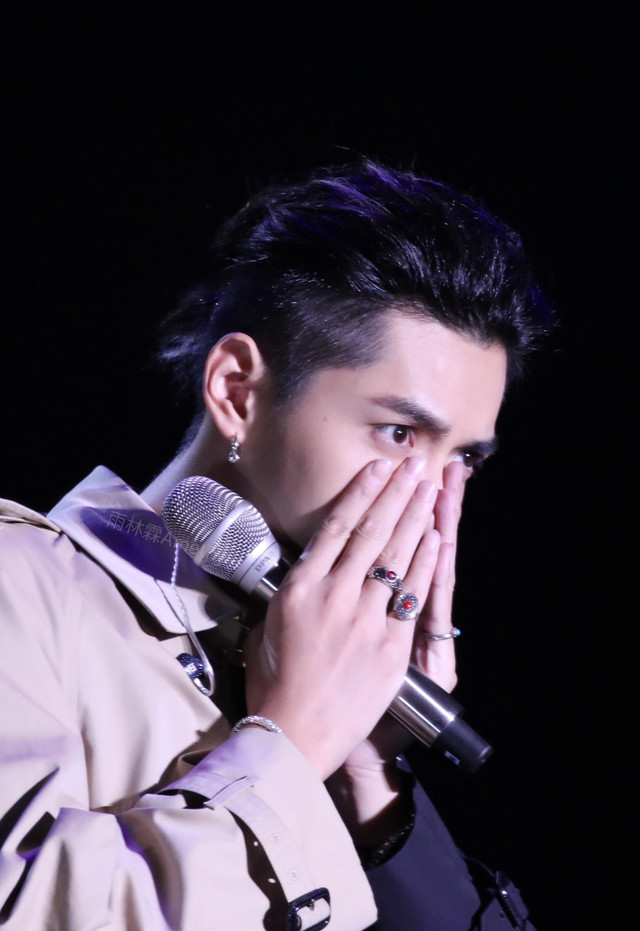吴亦凡深圳生日会 吴亦凡实力模仿粉丝捂脸哭 太可爱了