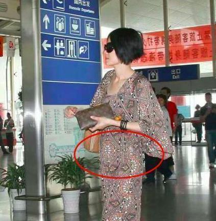 王菲小腹隆起,谢霆锋花百万祈福?张柏芝却独自送孩子上学!