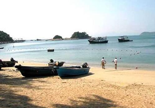 岭澳旧村海滩 这里的沙滩充满野趣,随处可见五彩小石和贝壳,晚上还