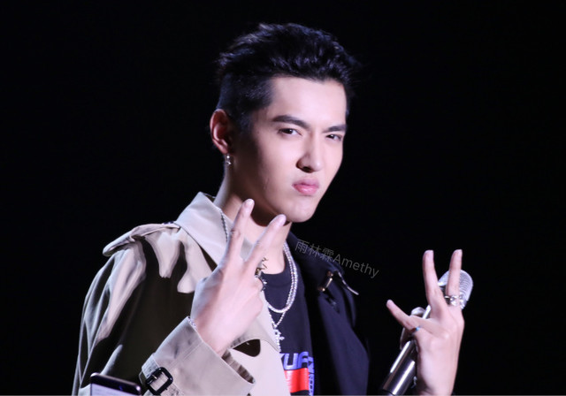 吴亦凡深圳生日会 吴亦凡实力模仿粉丝捂脸哭 太可爱了