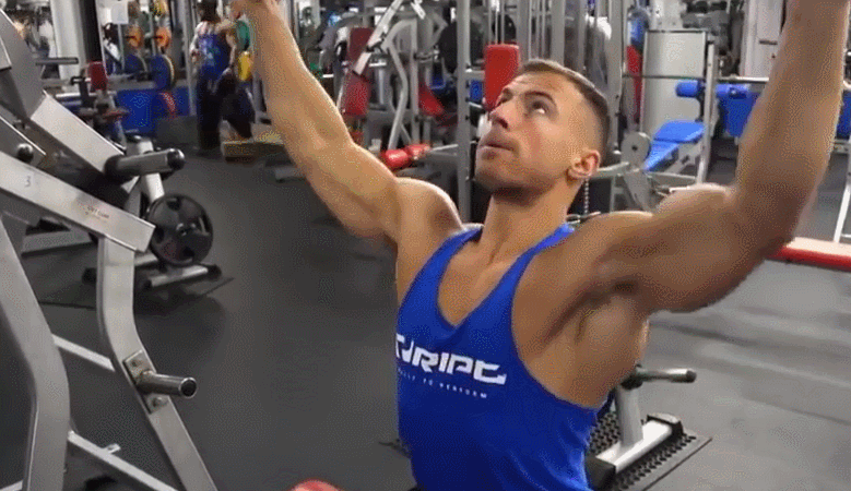 动作三：哑铃划船