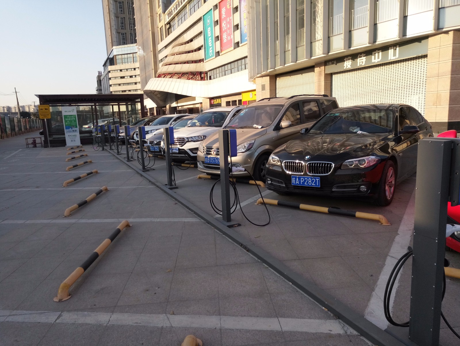 合肥一共享汽车车位遭私家车占据