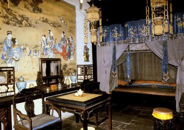 故宫后宫嫔妃生活用品实拍:用过的被子布满灰尘!