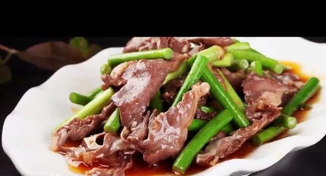 最喜欢吃的一道家常美食菜蒜薹炒猪心做法介绍即营养又美味