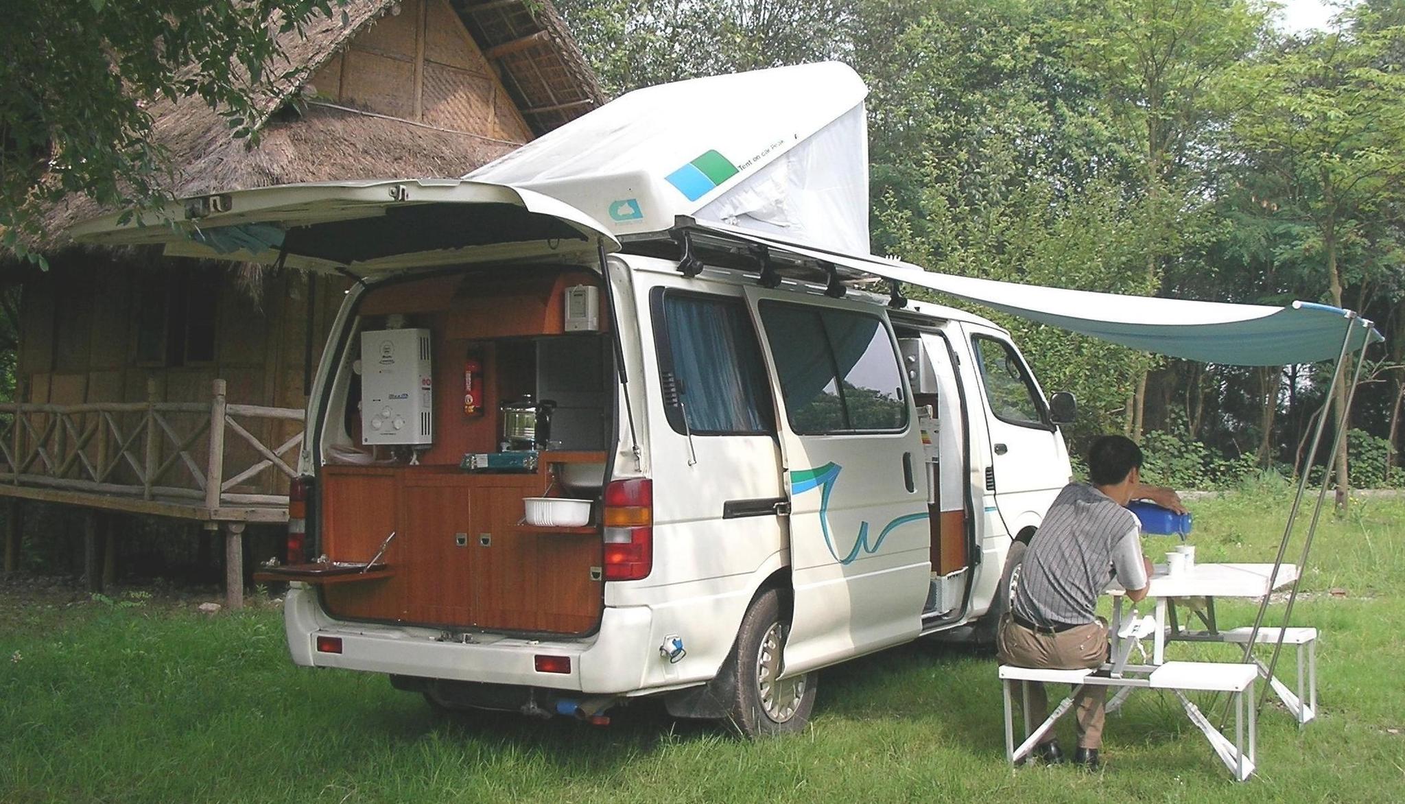 这辆房车不到十二万,有两个卧房洗手间,还具备厨房!