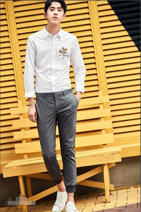 梁靖康毕业于广州大学,在校期间因一组校园写真在网上走红,先后参演过